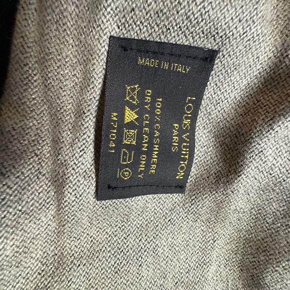 Louis Vuitton Cashmere Scarf. 73.2 x 13.4 inches
(length x Height) - Picture 5 of 5
